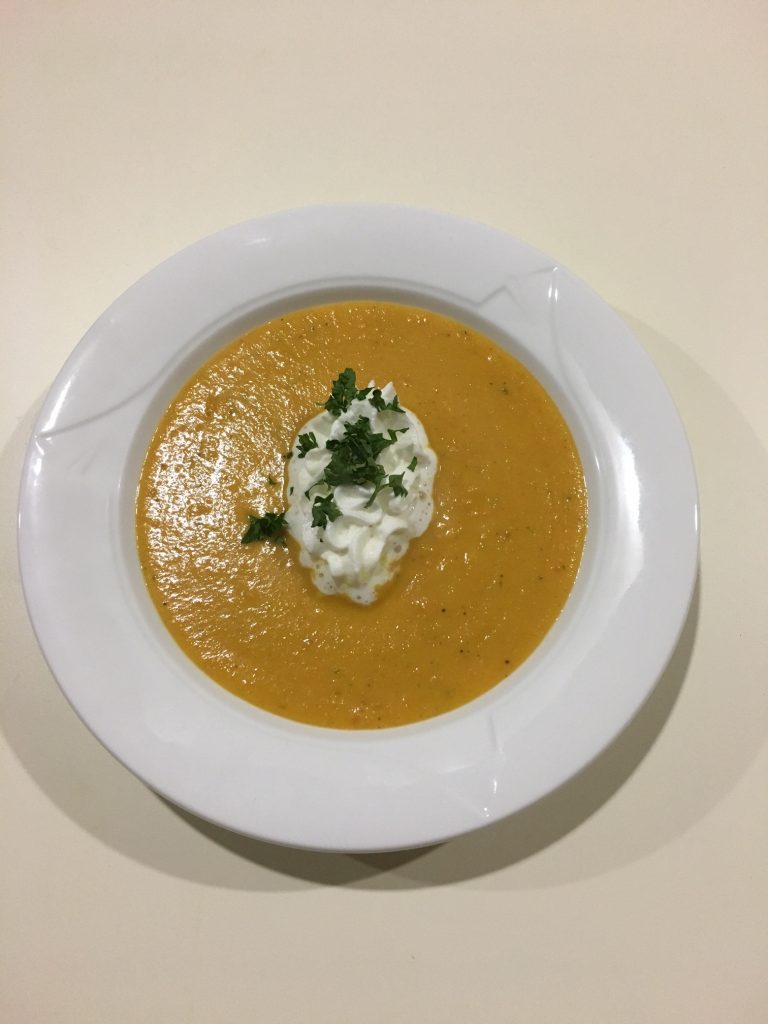 Möhrensuppe mit roten Linsen