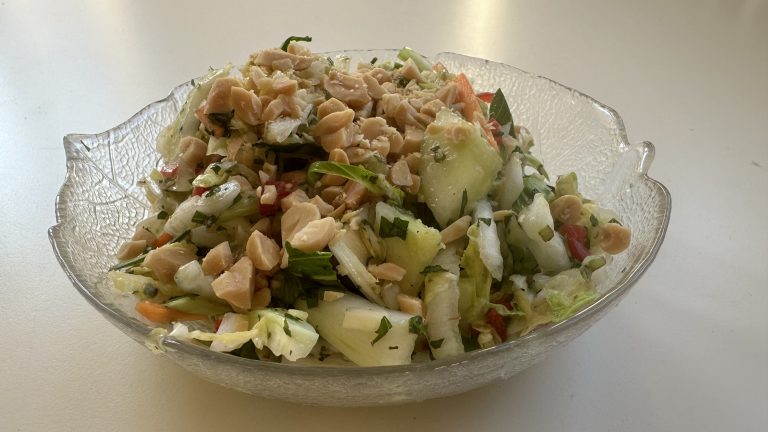 Asia-Salat mit Erdnüssen und Limetten-Dressing