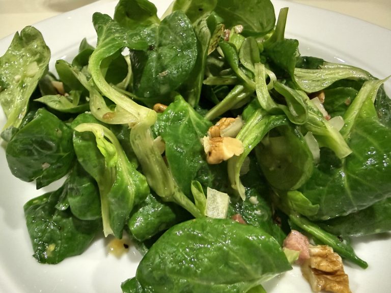 Feldsalat mit Honigsenf-Vinaigrette