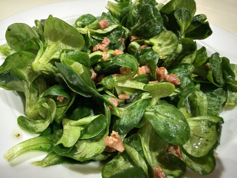 Feldsalat mit Speckwürfeln