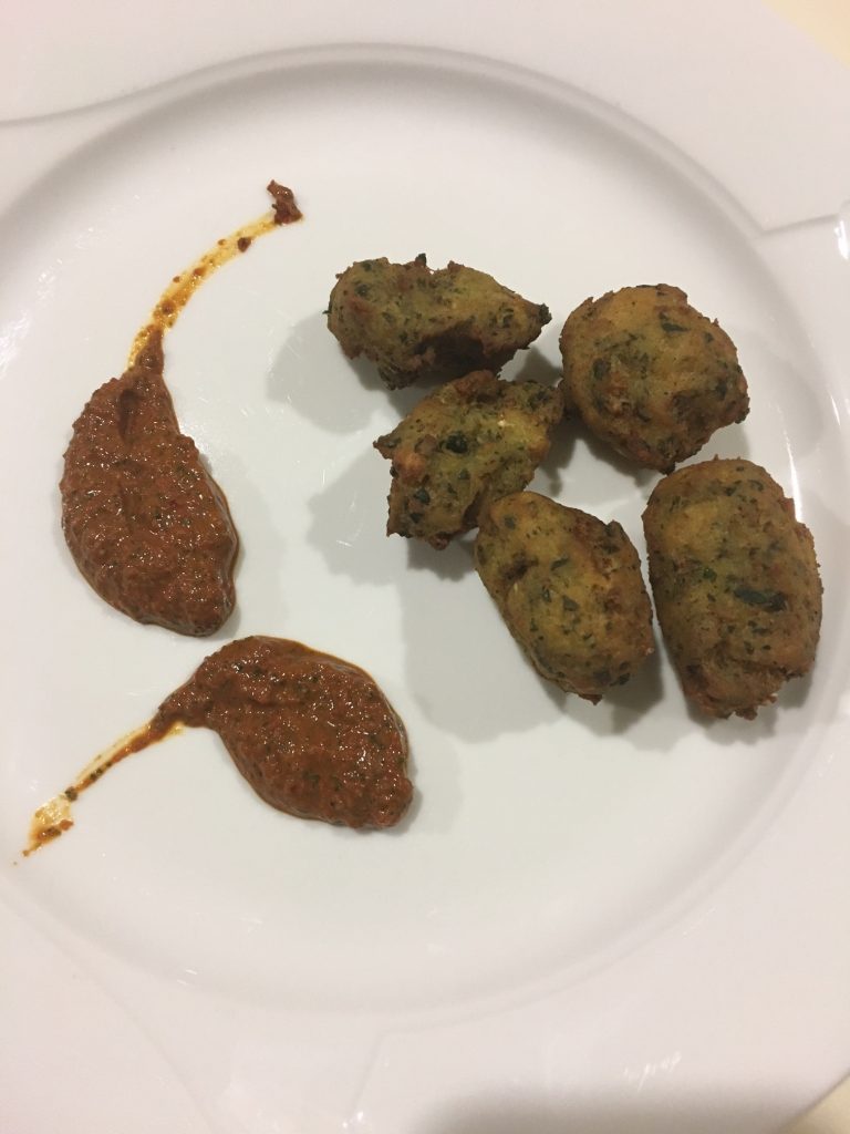 Tapas-Fischbällchen mit spanischer Mojo-Sauce