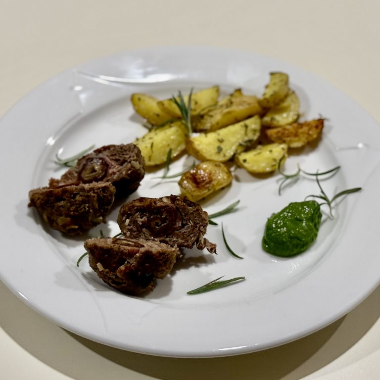 Gefüllte Tapas-Frikadelle mit Ofenkartoffeln und Mojo