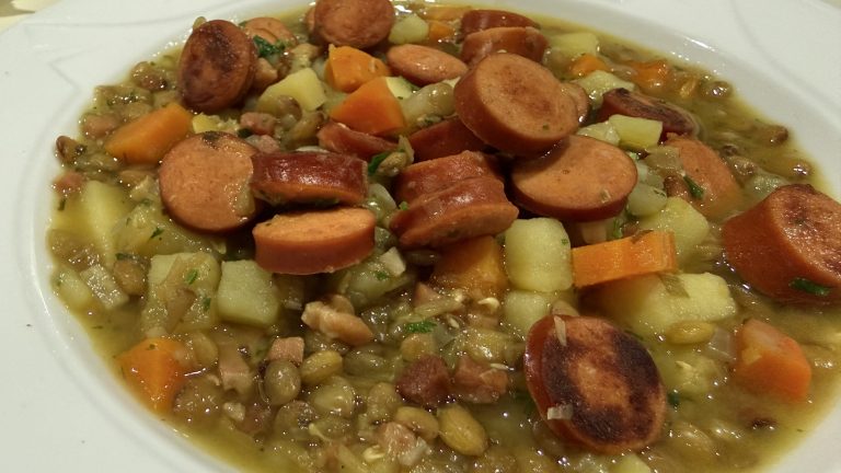 Linsensuppe mit Würstchen
