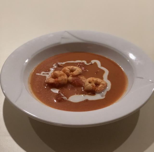 Schnelle Tomaten-Kokos-Suppe mit Garnelen