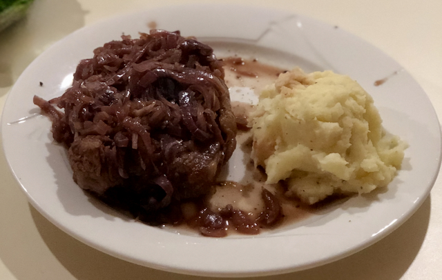 Schnelles Steak mit roten Wein-Zwiebeln