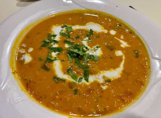Linsen-Tomaten-Suppe mit Kokos und Curry
