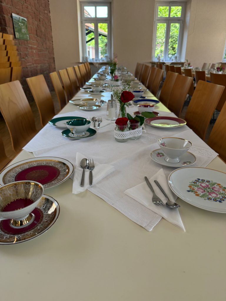 Große Kaffeetafel zur Sonnenwende