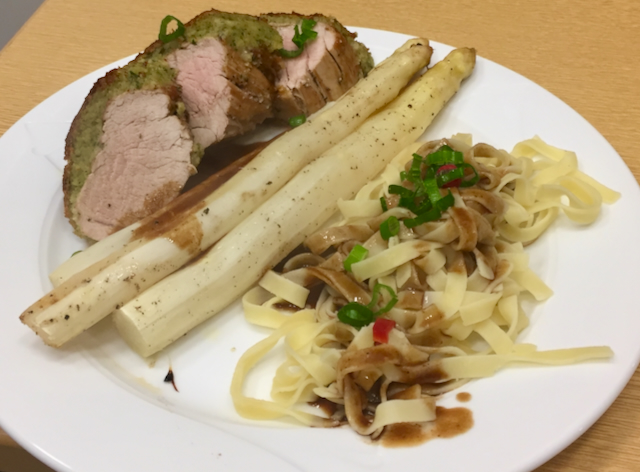 Spargel aus dem Ofen mit Schweinefilet in Kräuterkruste