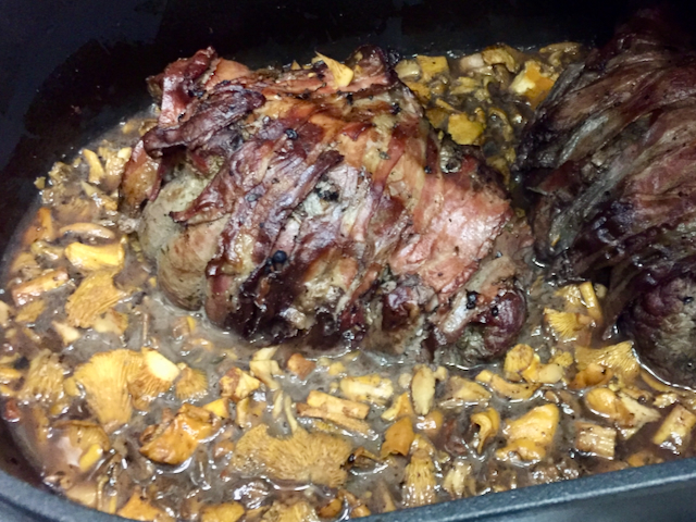 Rehkeulenbraten in Pfifferling-Wacholderrahm