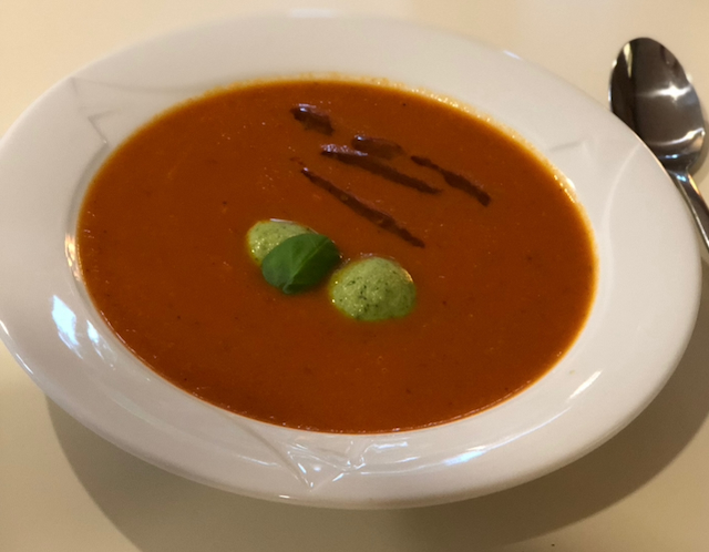 Tomatensuppe mit Mozzarella-Klößchen
