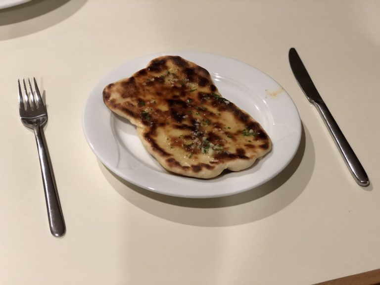Indisches Naan-Brot aus der Pfanne