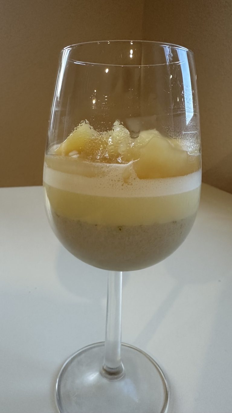 Kokos-Limetten-Mousse mit Ananaskompott