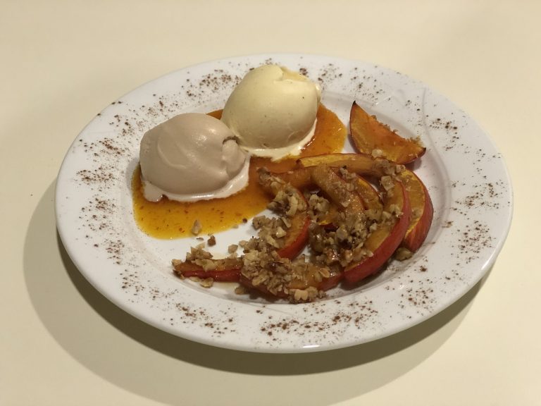 Kürbisspalten mit Walnüssen und Eis