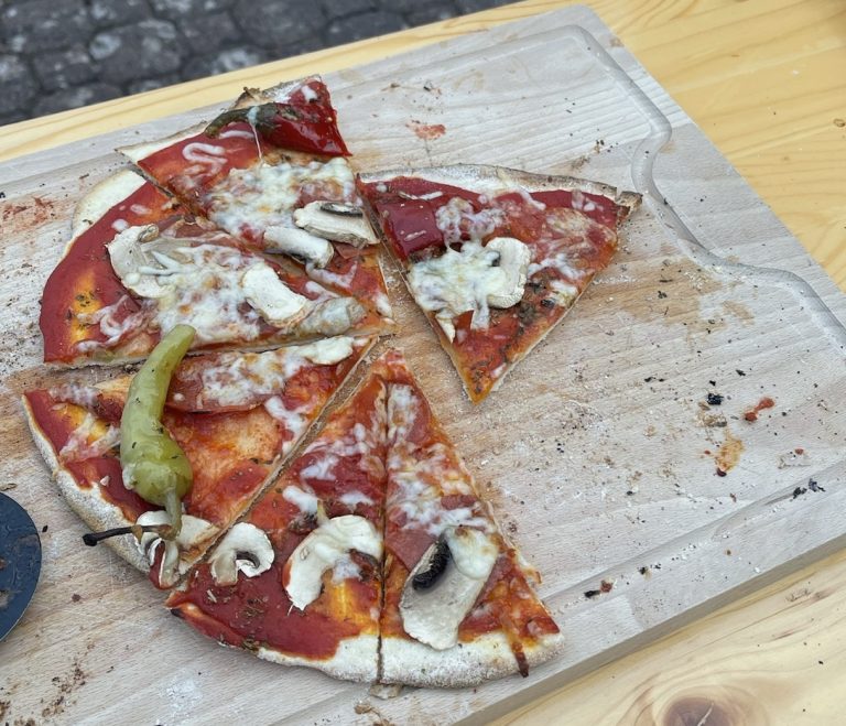 Pizza im Kugelgrill
