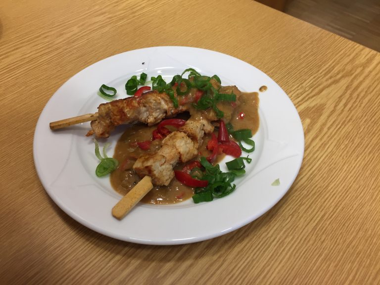 Putenspieße mit Erdnusssauce
