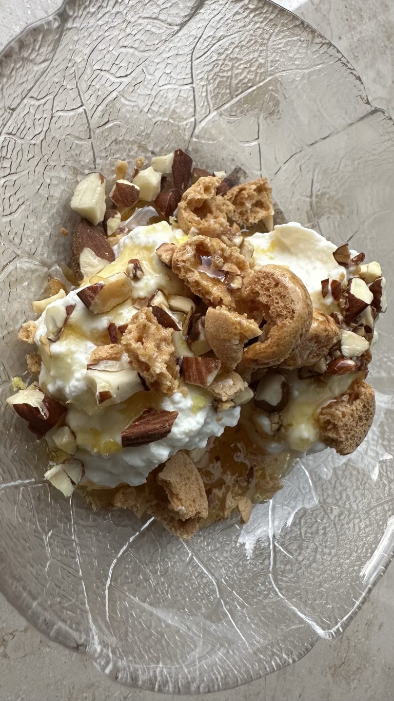 Ricotta mit Honig und Mandeln
