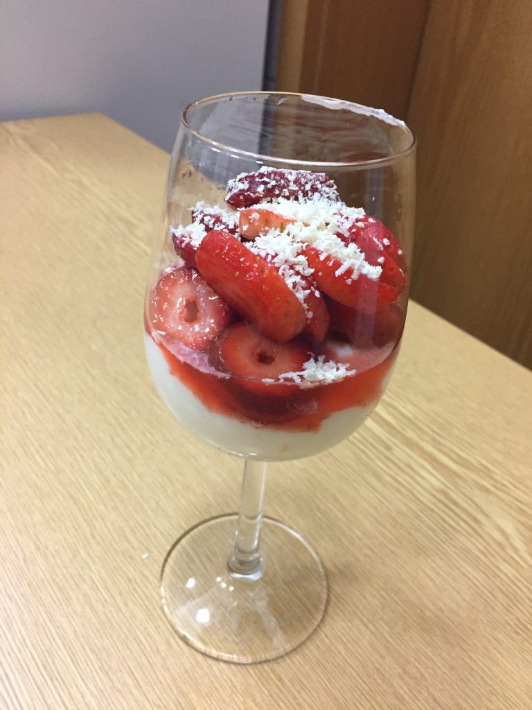 Ricottasahne mit Erdbeeren