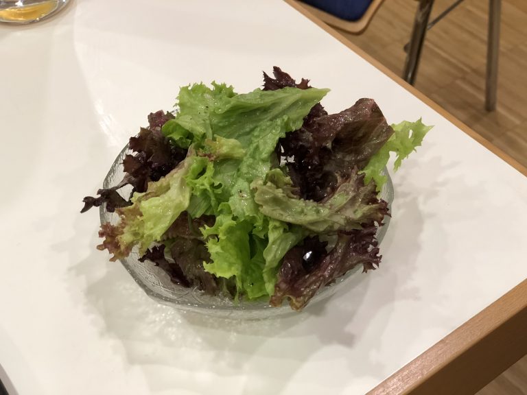 Salat mit Kräuteressig-Knoblauch-Dressing