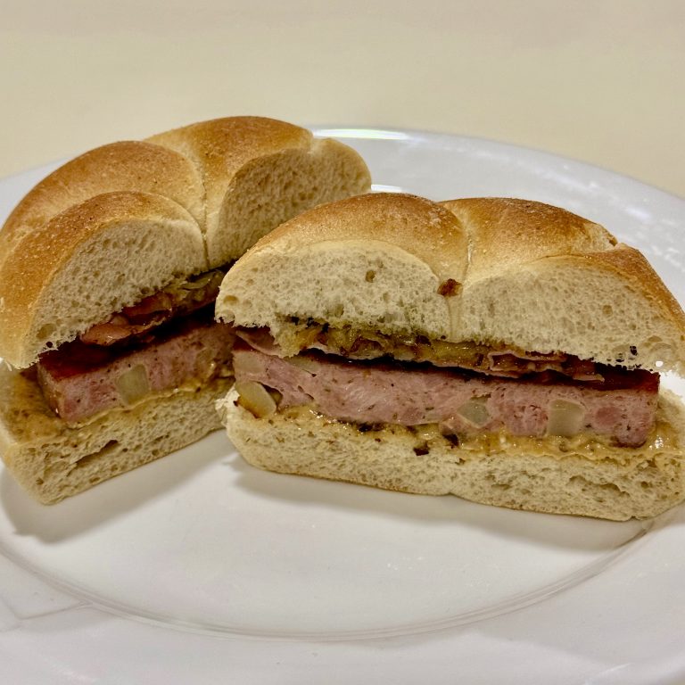Saumagenburger auf der Feuerplatte