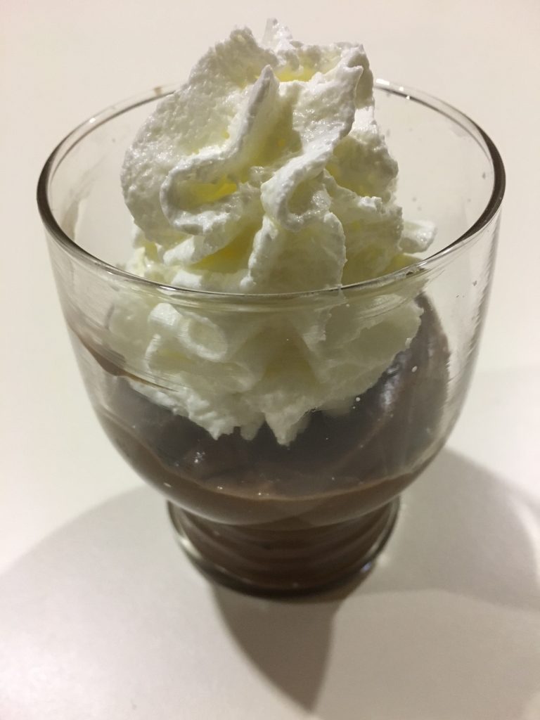 Schokoladenpudding mit Sahnehaube