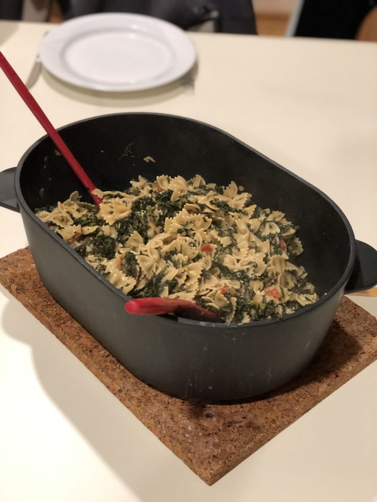 Schwarzkohl-Farfalle