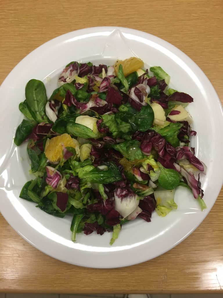 Winterlicher Salat mit Mozarella und Orangen