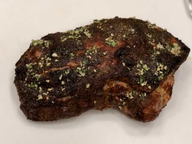 Cajun-Schweinebraten auf dem Salzbett